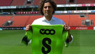 Guillermo Ochoa posa con el número '8'