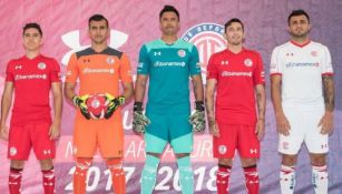 Jugadores del Toluca posan con sus nuevos uniformes