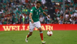 Reyes controla un balón durante un partido con México
