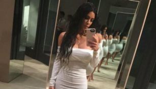 Kim Kardashian tomándose una selfie en un evento