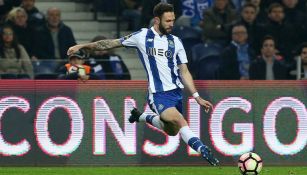 Miguel Layún disputa un juego con el Porto