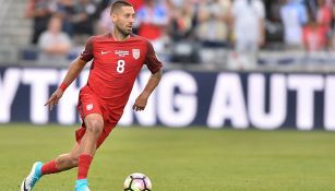 Clint Dempsey conduce el balón en juego de Estados Unidos 