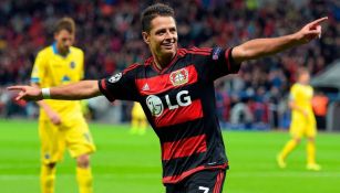 Chicharito celebra un gol con Bayer Leverkusen