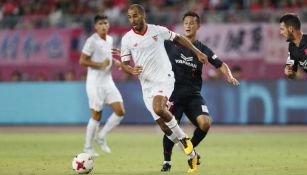 Pizarro disputa un balón en el juego contra Cerezo Osaka