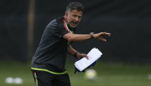 Juan Carlos Osorio dando indicaciones en un entrenamiento del Tri