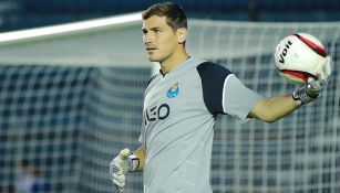 Iker Casillas durante el calentamiento en el Azul