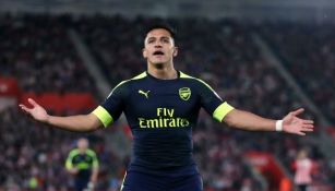 Alexis Sánchez celebra gol con el Arsenal en la Premier League