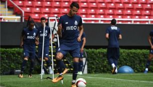 Reyes conduce el balón en el entrenamiento del Porto en Guadalajara