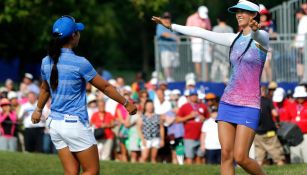 Michelle Wie (D) felicita a Danielle Kang (I) después de su victoria 