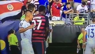 Momento en el que Henry Romero muerde a Jozy Altidore