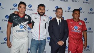 Jugadores de Lobos BUAP portan los nuevos uniformes