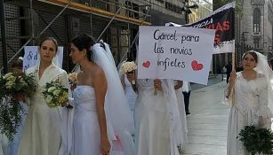 Mujeres, vestidas de novias, contra despedidas de solteros