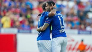 Cauteruccio y Méndez celebran el primer gol de La Máquina