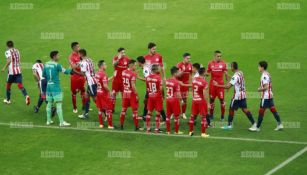 Jugadores de Toluca haciendo el pasillo para los elementos de Chivas