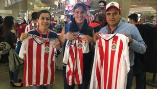 Aficionados muestran su jersey con la estrella 12