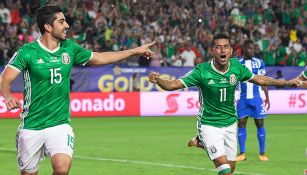 Elías Hernández y Rodolfo Pizarro festejan un gol