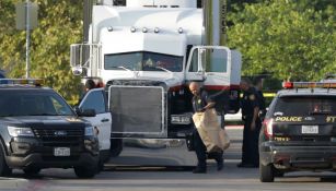 Policías trabajan en el camión en el que se encontraron ocho personas muertas