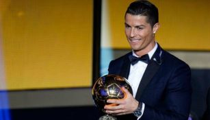 Cristiano Ronaldo con su trofeo de Balón de Oro
