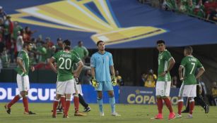 Los jugadores de México se lamentan en el centro del campo tras caer con Jamaica