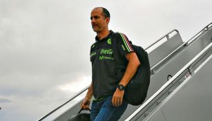 Guillermo Cantú desciende de un avión a su llegada a Colorado, EU