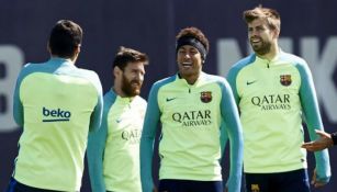 Neymar y Piqué ríen en un entrenamiento con el Barcelona