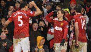 Chicharito festeja un gol con Ferdinand en su etapa con Man Utd
