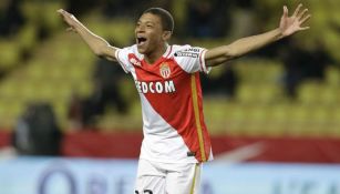 Mbappé celebra un gol con el Mónaco