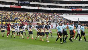 Jugadores del América antes de su partido contra Gallos