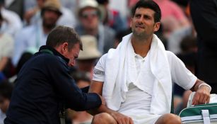 Djokovic recibe atención médica en el codo durante Wimbledon 