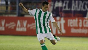 Guardado prepara un pase en su primer cotejo con Betis