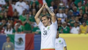 Jesús Dueñas agradece a la afición durante la Copa Oro