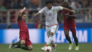 Carlos Vela conduce el balón frente a la defensa de Portugal