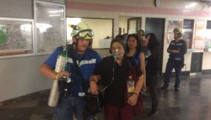 Una señora es atendida por un paramédico en la estación Juanacatlán