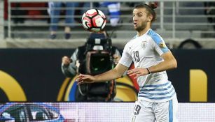 Gastón Silva recibe el balón en un juego con Uruguay