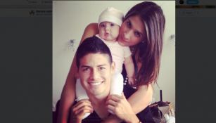 James Rodriguez y Daniela Ospina posando con su bebé