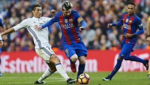 Messi y Cristiano Ronaldo pelean un balón en el Clásico Español