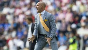 Paco Jémez lanza un grito durante el juego Cruz Azul vs Chivas