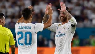 Sergio Ramos se saluda con Asensio en un juego del Real Madrid