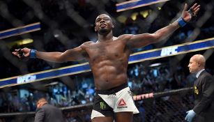 Jon Jones festeja después de vencer a Cormier