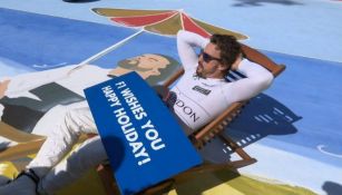 Fernando Alonso toma el sol junto a su mural 