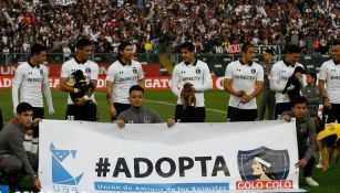 Los jugadores de Colo Colo con los perros en el juego con Antofagasta