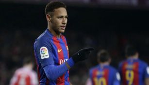 Neymar disputa un juego con Barcelona