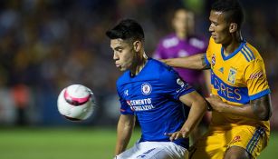 Felipe Mora protege el balón en juego contra Tigres 