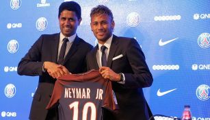 Neymar posa con la playera del PSG