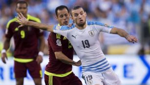 Gastón Silva, durante un juego peligroso con Guerra de Venezuela