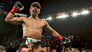 Márquez celebra su victoria ante Mike Alvarado 