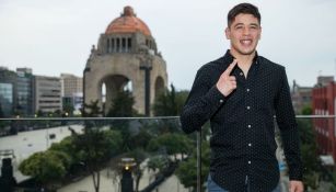 Moreno posa para RÉCORD, en el Monumento a la Revolución