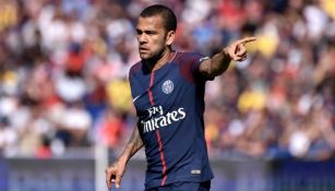 Dani Alves da indicaciones a sus compañeros en su debut con el PSG