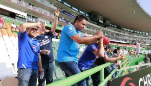 Aficionados de Cruz Azul se hicieron presentes en el Estadio León