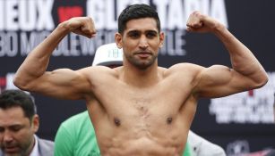 Amir Khan muestra su fuerza en un pesaje